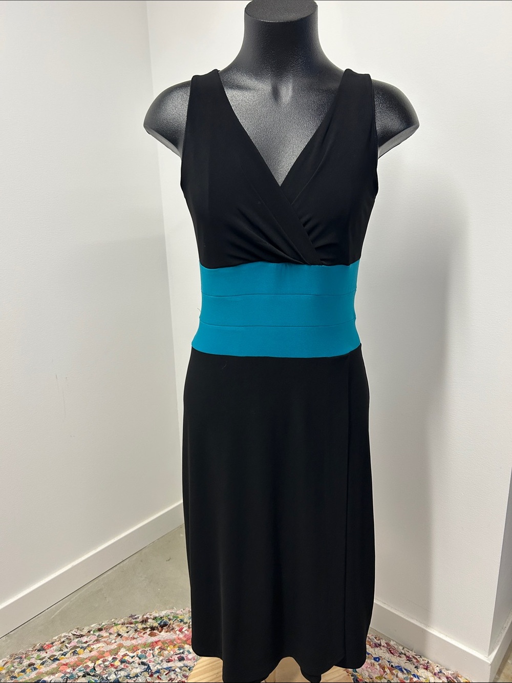 B. Moss Stretch Faux Wrap Sleeveless Midi Dress Black Teal Blue Accent Small S